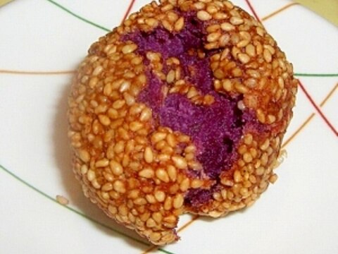 開けてびっくり！紫芋のごま団子